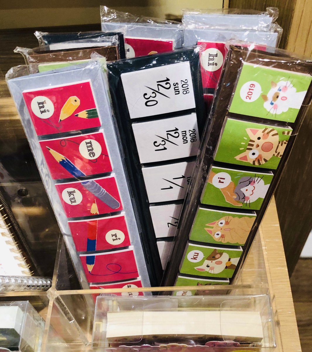 Himekuri 公式 ショウさん 香港 誠品生活尖沙咀店 こちらにもhimekuri置いてありますよ あれ 文房具柄とねこ柄 表紙の色違うのわかります 海外版なんですよー 日本語版とちょっと絵柄が違うんです Himekuri 誠品生活 誠品生活尖沙咀店 香港