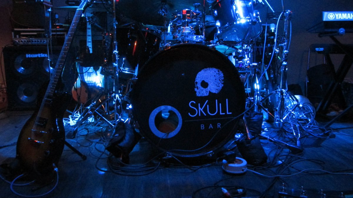 BandaUdumbara's tweet photo. Momentos antes do show da Udumbara no Skull Bar (São Paulo) em 24/11. #musica #music #banda #musicaaovivo #bandapop #bandaderock #live #livemusic #rock #pop #blues #soul #rhythmandblues #malignojr #walmormoreira #rodrigoortega #decahamada #mangacantora #kikmusica #skullbarsp https://t.co/RZYGqxrW1W