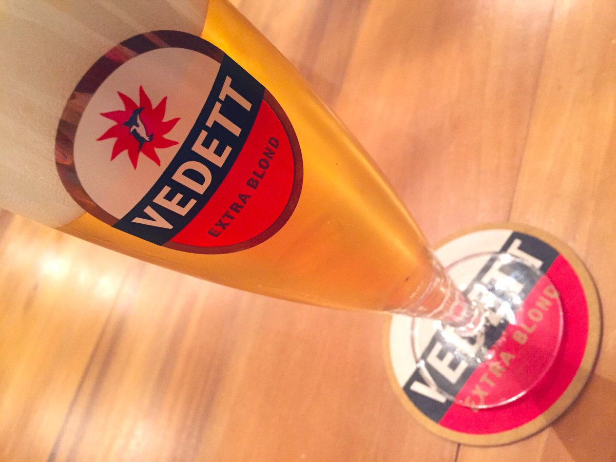 Zo zo. Die durft! Diep in de nacht en dan aan de Vedett Extra Blond. #klaariskees #ennueenbier #vedett #blondvandetap