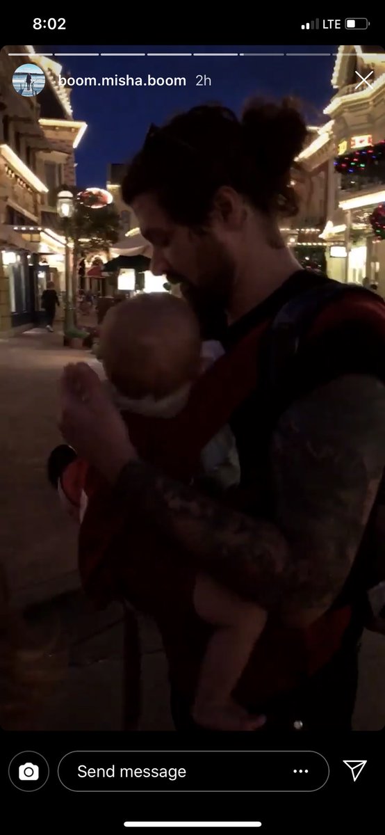This is the lead singer of my most favorite band Taking Back Sunday wearing his baby and ITS SO FREAKING ADORABLE I WANT TO DIE. more dads need to wear their kids. It’s such a huge bonding experience for the both of them ♥️