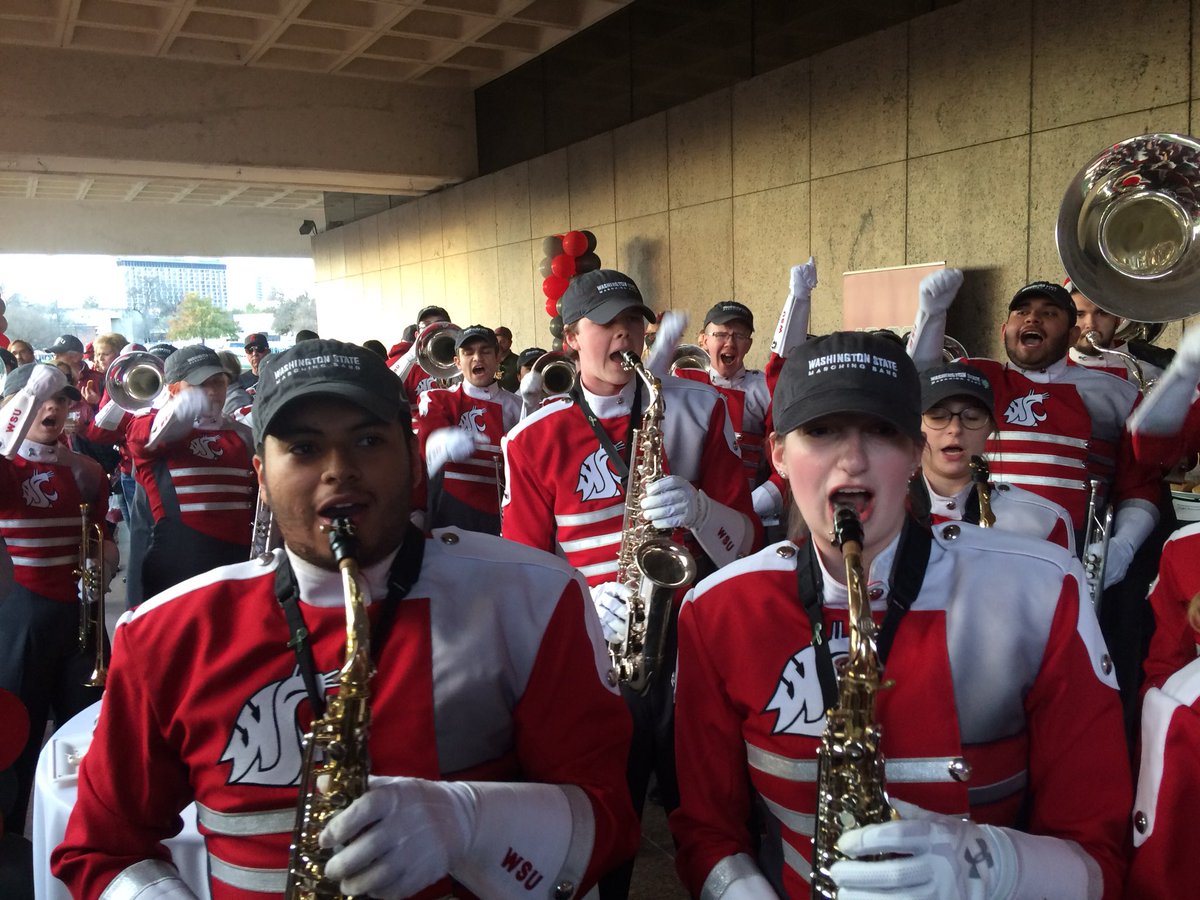 LindaInfranco's tweet photo. Great moment to be so close to the #wsucmb at the @valeroalamobowl pre-game event! A talented team of students who make us so proud to be Cougs! @_WSUHonors https://t.co/4ZLnzK3Lik