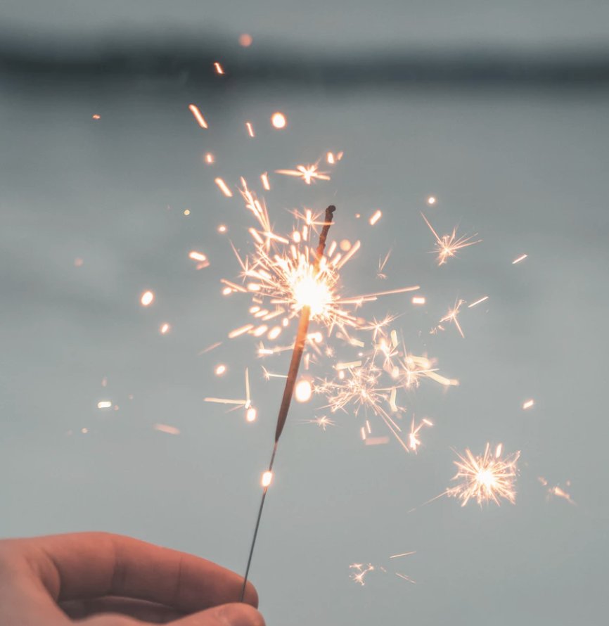 marqueeblock37's tweet photo. "Each year's regret are envelopes in which messages of hope are found for the new year." -Ralph Waldo Emerson 😄  
We hope you are ready to do AMAZING things in the New Year.  Maybe upping your "apartment game"? We can help! #LiveChicago #ChicagoLiving https://t.co/X9xoFYHC5T