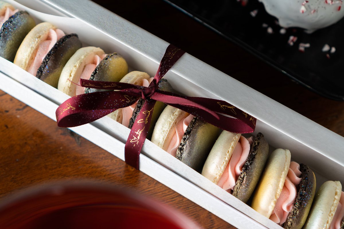 Is there a sweeter way to celebrate the end of 2018 than with Macaroons? Stop in before our ticketed New Year’s Eve celebration for our special NYE dinner menu, including this perfectly wrapped dessert 🎁