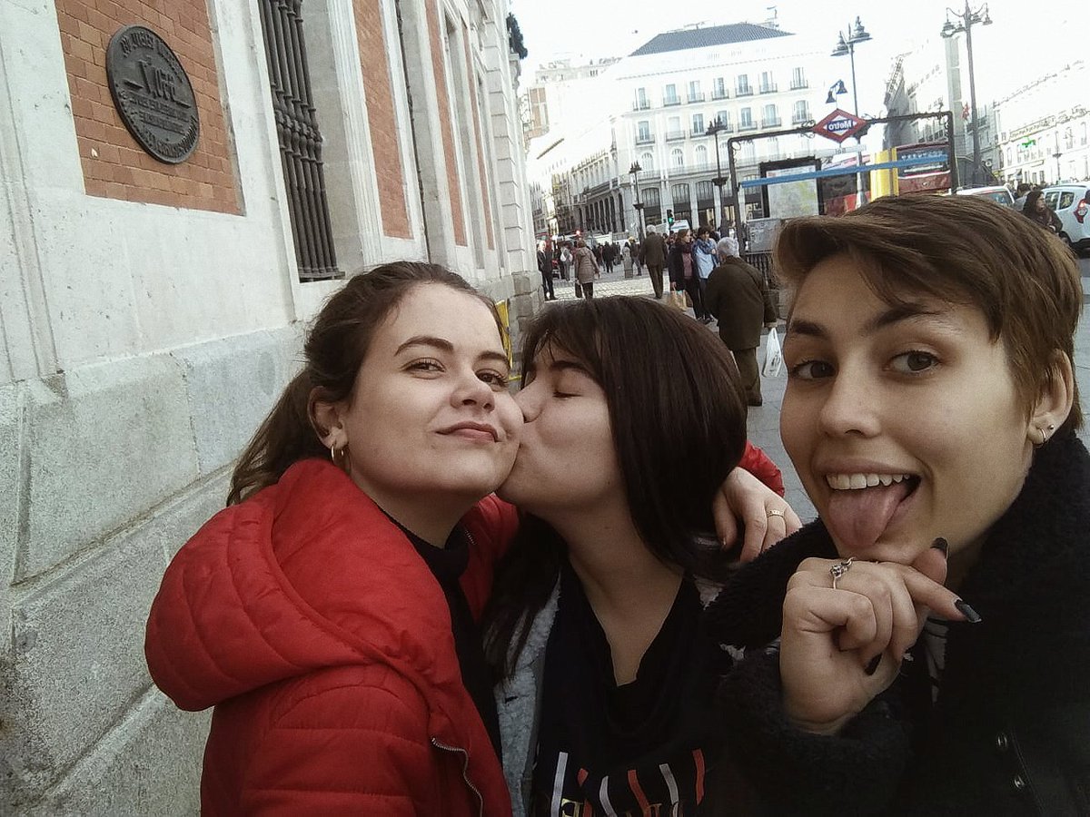 ___silviaj's tweet photo. 7. Conocer a estas dos señoras este año sí que ha sido un regalito y estoy súper feliz por ello 💛💙💗 https://t.co/jUFcoQgXsa