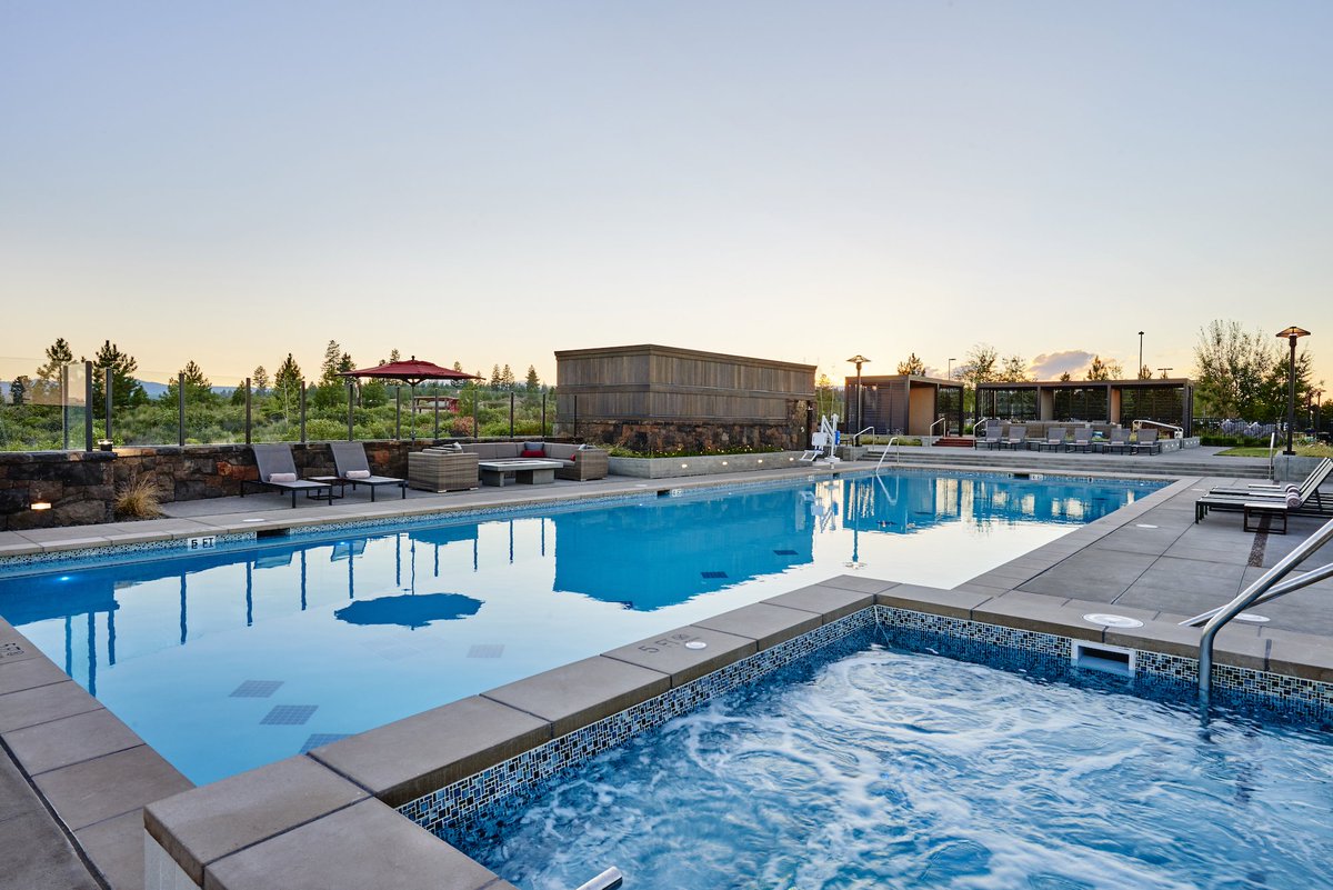 Want to enjoy the perks of summertime into the colder months? With our year-round heated pool you can! Stop by this season and slip into the spa, cannon ball into the deep end or swim a few laps! Can you say AMAZING?! #tetherowresort #backyardbend #bestofbend #tetherowsport
