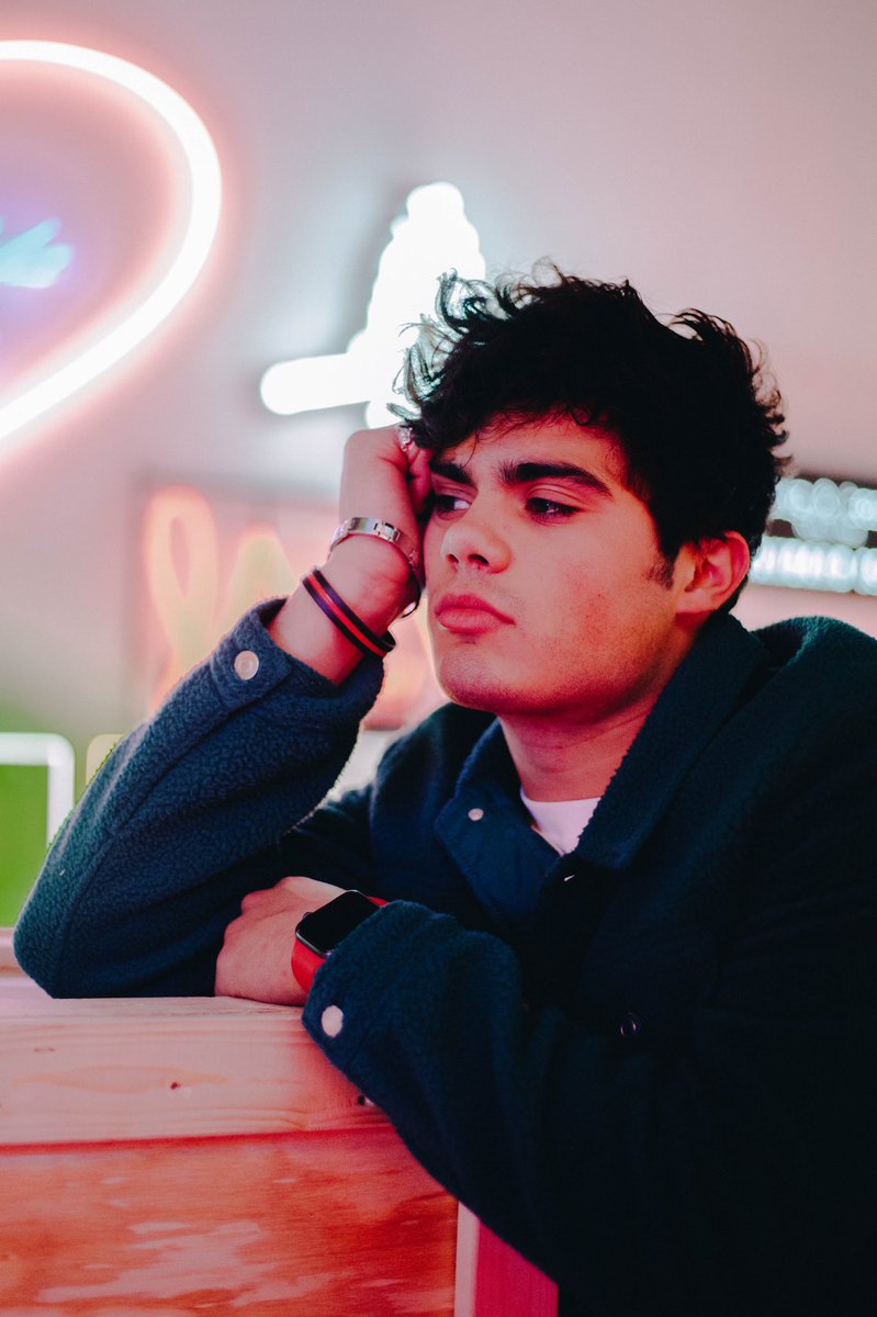 TheDailyShuffle's tweet photo. Happy 21st birthday to our Dec. cover star, @EmeryTKelly!!🎉🎈If you missed his exclusive cover story, check it out now for the inside scoop on #AlexaAndKatie and new #FIYM music: https://t.co/mVemdOEmU1 🥰 https://t.co/NDZQqREXkd
