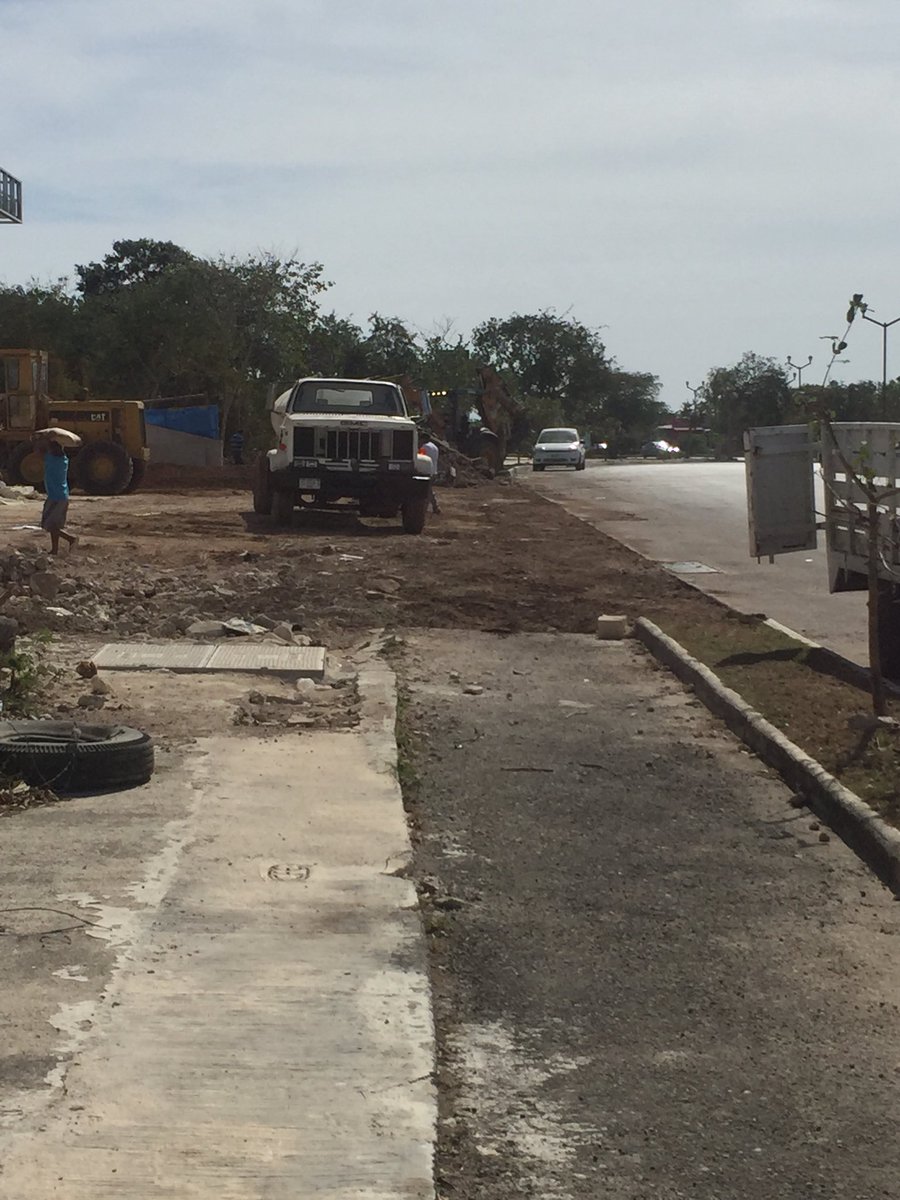 Comitevamericas's tweet photo. @AyuntaMerida nos vemos en la necesidad de reportar 2 situaciones que nos afectan: 1) La tala de 10 árboles del arbolado urbano que se plantaron en 2016 y 2017 y 2) La destruccion de la única ciclovía que tenemos y que deseamos se amplíe, no que se interrumpa por esta gasolinera https://t.co/tnrcrUlo6M