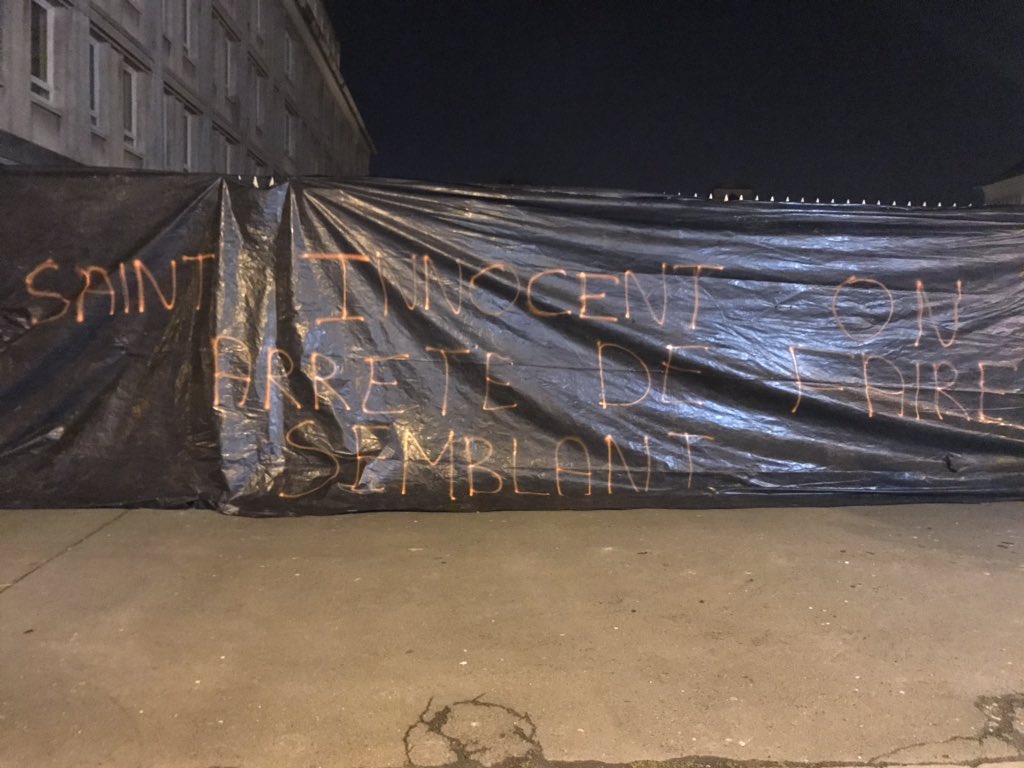 EmiLiLemonnier's tweet photo. A la saint innocent, on arrête de faire semblant !!!! Aujourd’hui les grilles de la préfecture sont comme l’état : FERMÉES... @JA_Manche @EmmanuelMacron @EPhilippePM @dguillaume26 https://t.co/yaAnRgQEf5