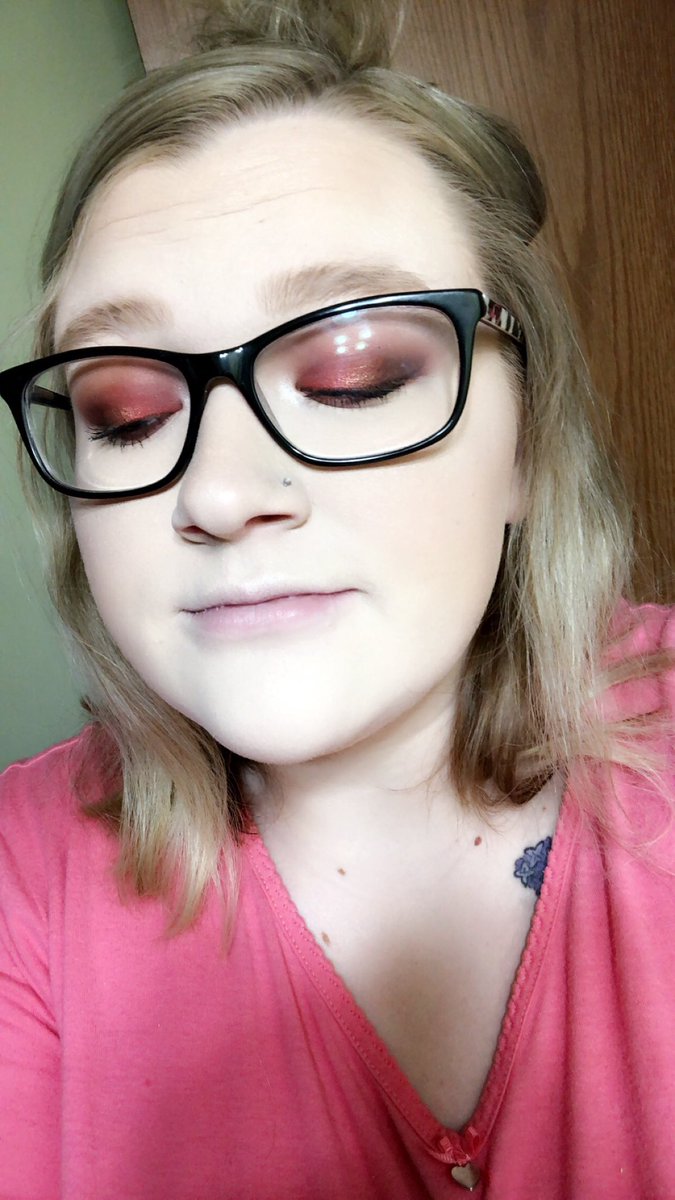 ammakeup's tweet photo. My Christmas Eve makeup look using the @Jaclynhill x @MorpheBrushes Ring the Alarm palette 😍🔥 https://t.co/WtLucFUY3F
