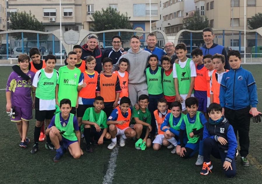matinho1979's tweet photo. Magnifica tarde para despedir el año con los alevines y con una visita de lujo, el futuro del @Atleti @borjagarces9 en este mismo campo empezó su camino y mucha ilusión para los peques. Hay materia prima en Melilla, hay q seguir trabajando, gracias Kiwi https://t.co/SPIRbaP22h