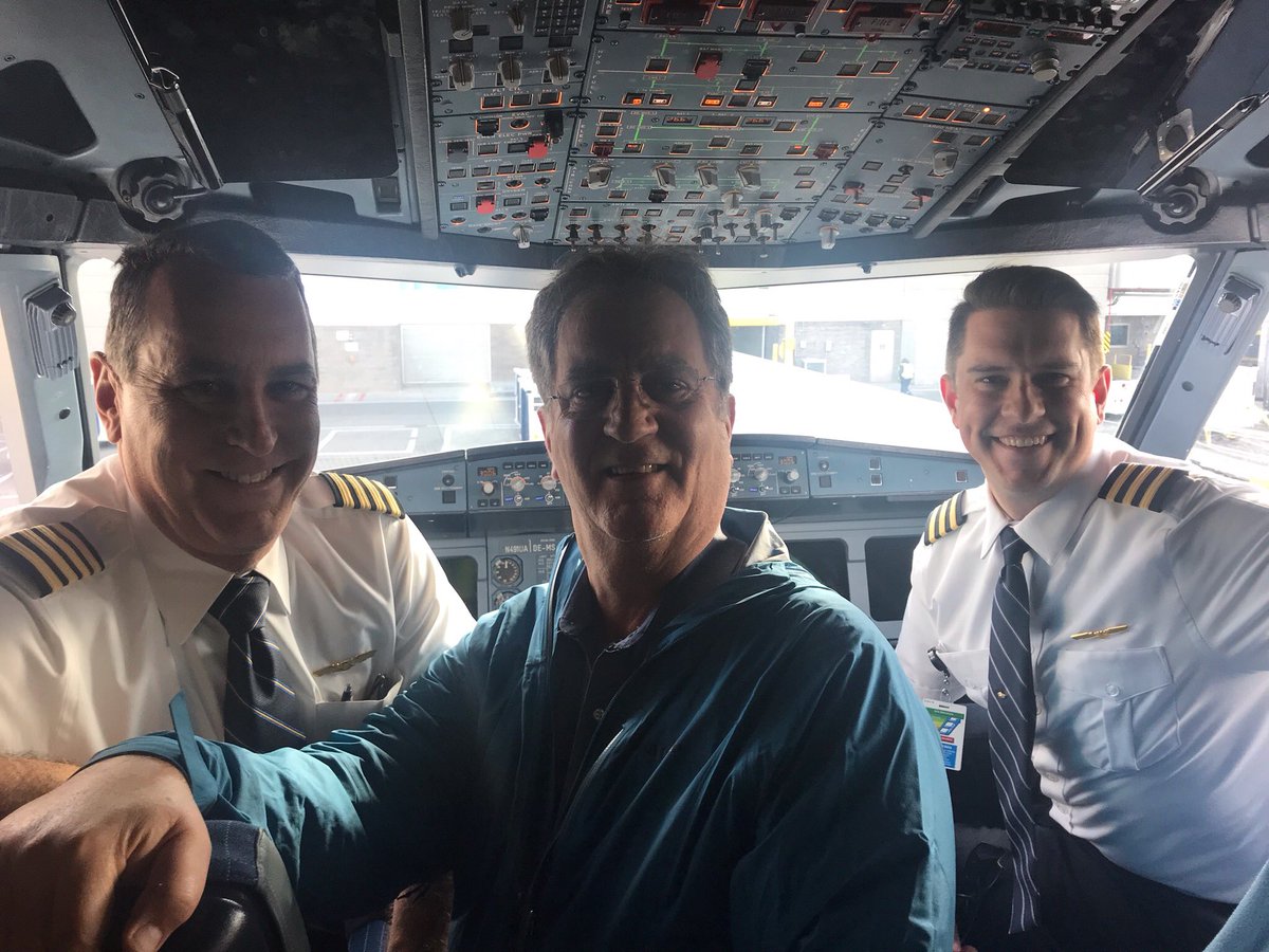 amandawDEN's tweet photo. It was a pleasure meeting Mr. Duran today in DEN as he reached 2 million miles on @United! Congratulations! And thank you for choosing United! @Cheryl_Searle #rockingtherockies #beingunited #unitedinDEN #UnitedProud https://t.co/GqCZeIsJFF