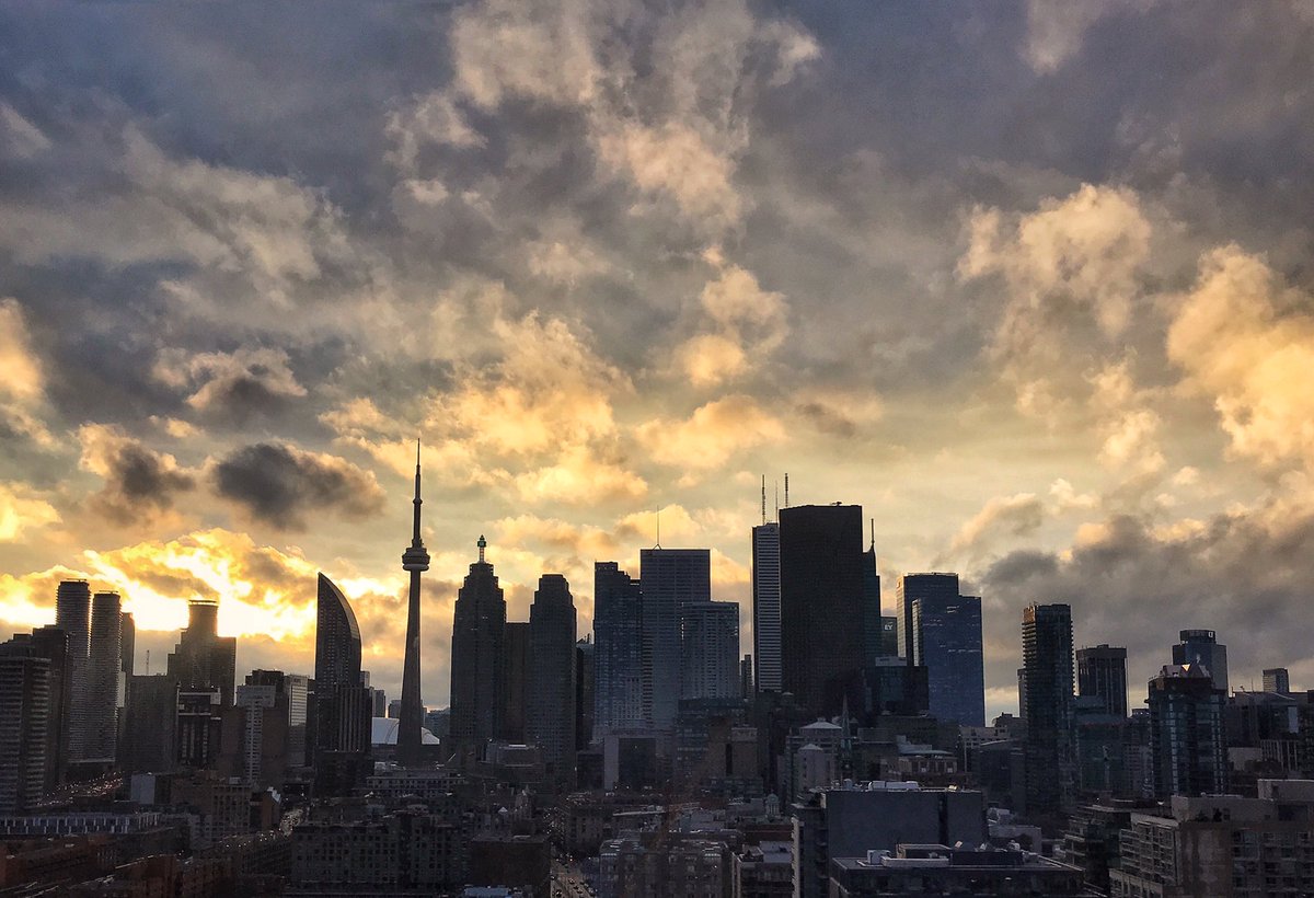 GlobeSunset's tweet photo. Hey, we’re back with the fire!
#Sunsets forever! 
Happy #sunset New Year #Toronto https://t.co/3MpqkaQxdN