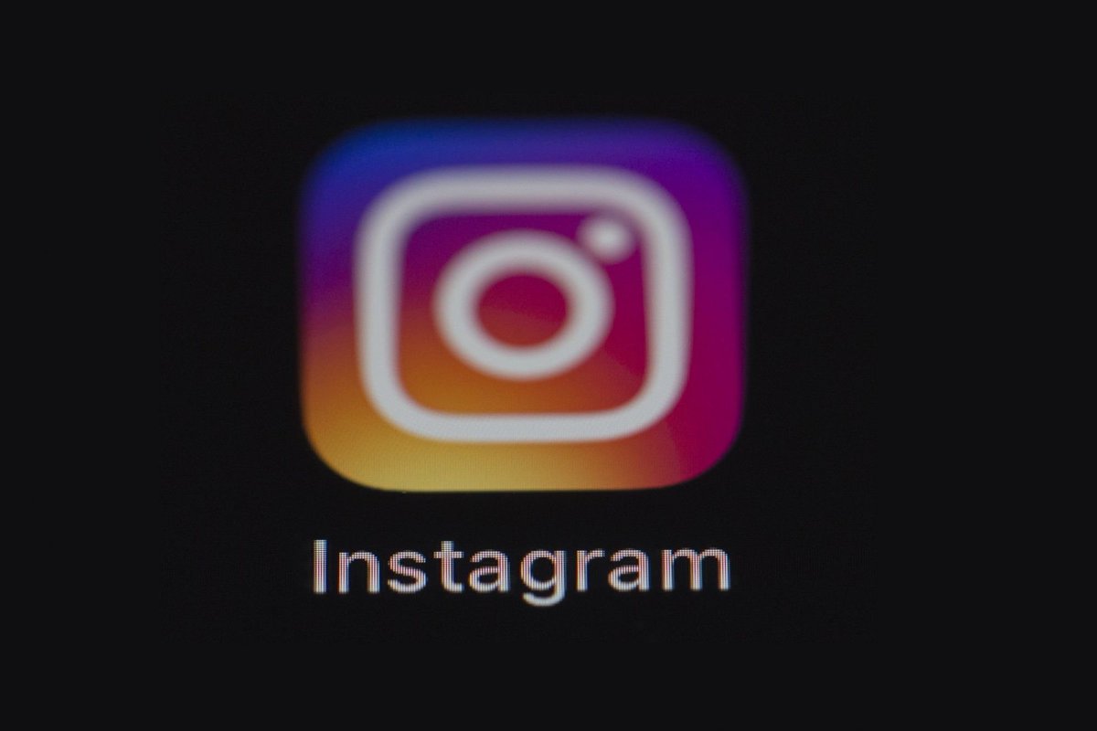 Instagram Accidentally Made Users' Feeds Scroll Horizontally  goo.gl/9pvh2Y