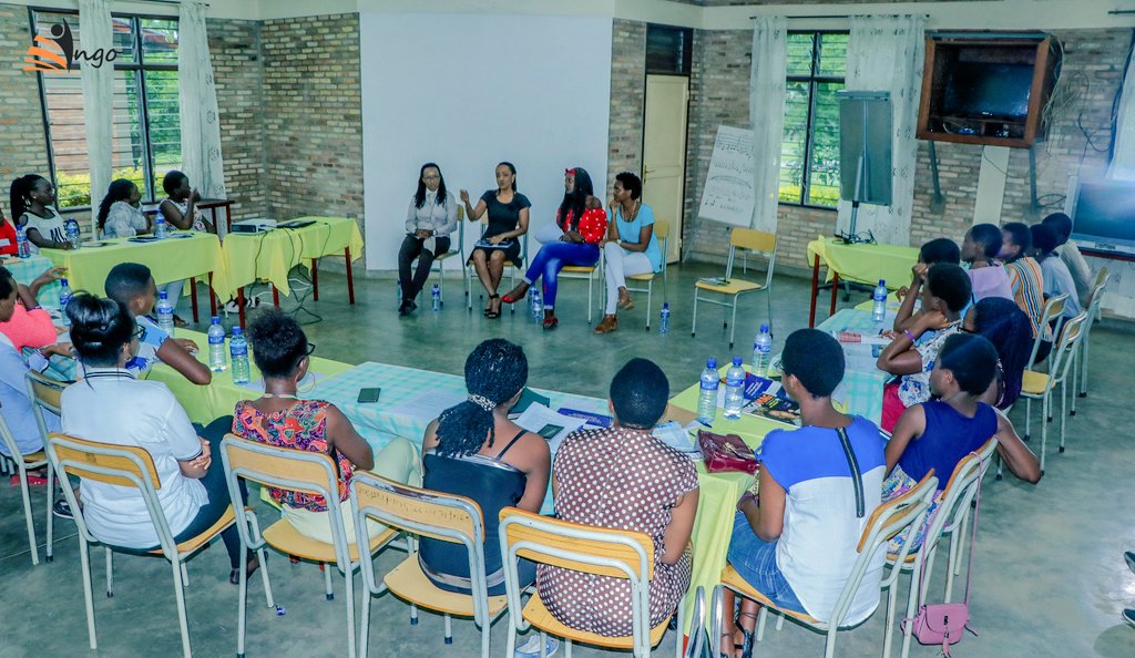 KamRossa's tweet photo. J'ai participé au panel #SistersinSuccess, initiative qui encourage les filles #burundi-aises à poursuivre leurs rêves et exploiter leurs talents. Avons échangé sur comment surmonter nos peurs & faire face aux défis socio-culturels pour une autonomisation de la jeune fille. https://t.co/rS2EizVuyo