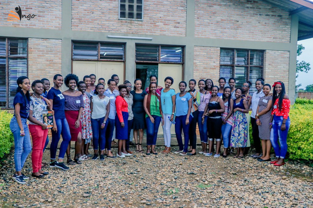 KamRossa's tweet photo. J'ai participé au panel #SistersinSuccess, initiative qui encourage les filles #burundi-aises à poursuivre leurs rêves et exploiter leurs talents. Avons échangé sur comment surmonter nos peurs & faire face aux défis socio-culturels pour une autonomisation de la jeune fille. https://t.co/rS2EizVuyo