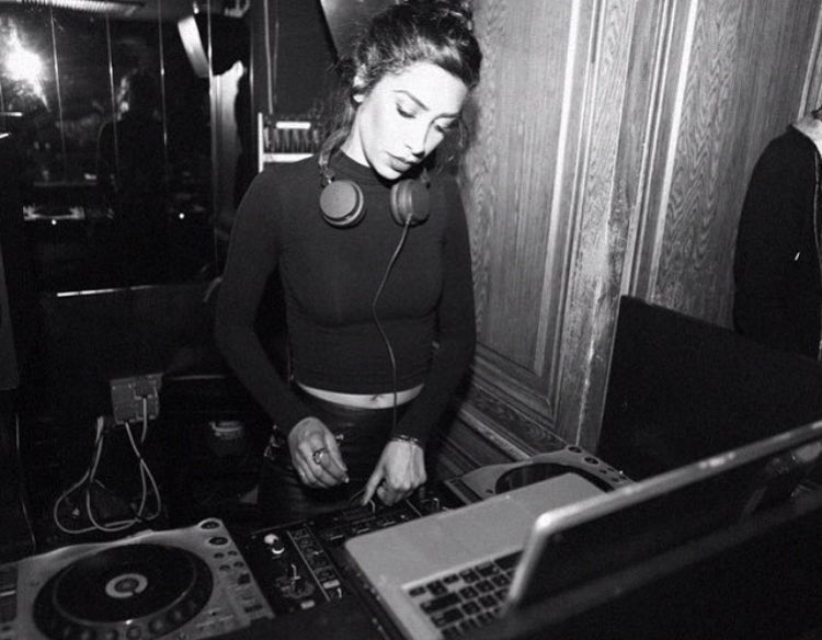 Weeekend🔊🔊🔊🔊Playing my Friday night party at Breakers in Williamsburg at 10- 4am, tomorrow sunset at Arlo Hotel SoHo and then playing for a bunch of beautiful people at 11:30p til lateeeeee #NYCdj #djane 🖤🖤