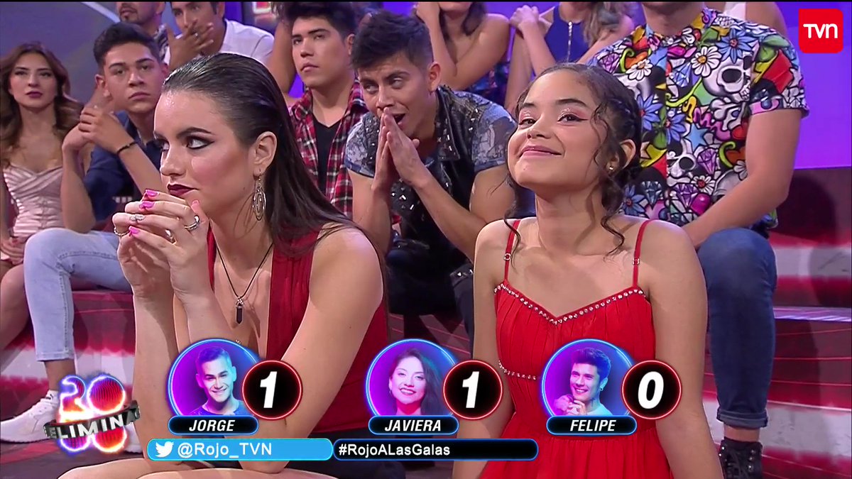 vicetias's tweet photo. -Emilia: "Si entra #JavieraJ estoy cagá ctm, me voy cagando por popularidad".

-Valeria: "Pendeja gritona y todo, estoy sentá junto al clan y voy seguro a la final".

#RojoALasGalas https://t.co/B9Pik60tfj