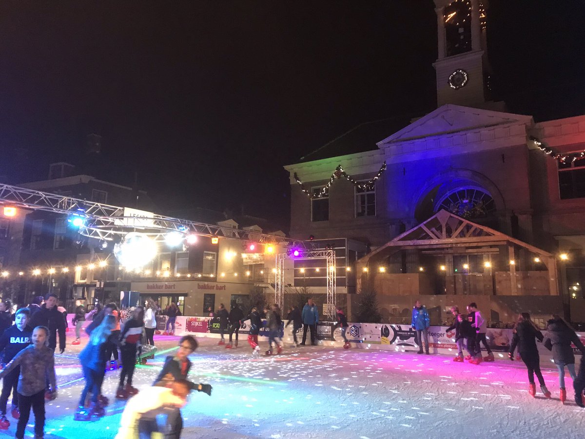 Bij de ijsbaan op de Markt in #Harderwijk hebben we vuurwerkbrillen uitgedeeld aan de jeugd. Om aandacht te vestigen op de risico’s van #vuurwerk en het belang van het dragen van een vuurwerkbril. Ook voor de omstanders!