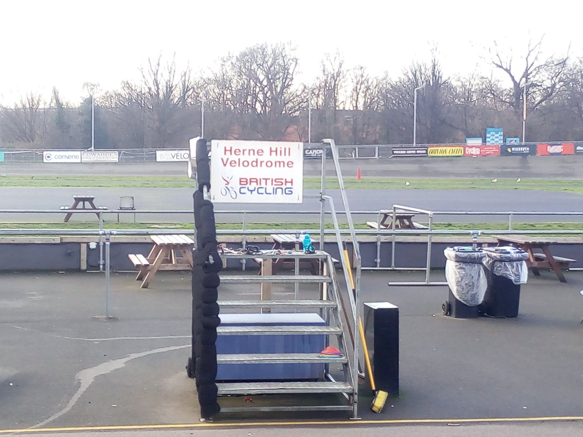 Avuí de visita a l' historic velòdrom de Herne Hill ( London). Amb una historia semblant al nostre, però amb un final diferent #enveja