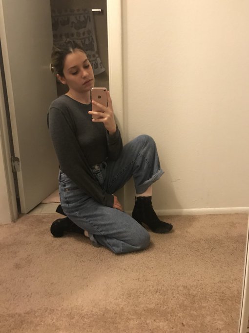 Date me https://t.co/PXE9uHSEMn