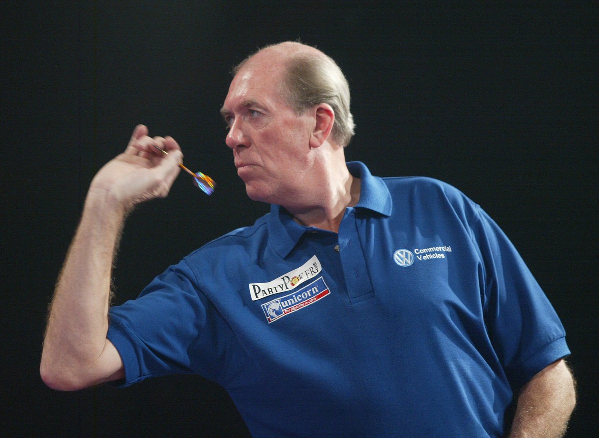 SkySportsDarts's tweet photo. 🎯 🎯 JOHN LOWE MBE 🎯 🎯 Congratulations to @jloweprodart who has been awarded an MBE in the Queen's New Year's Honours List - congratulations John 👏🎖️👏🎖️👏🎖️ https://t.co/wyoj8TmjLe https://t.co/MlxjWumuoW
