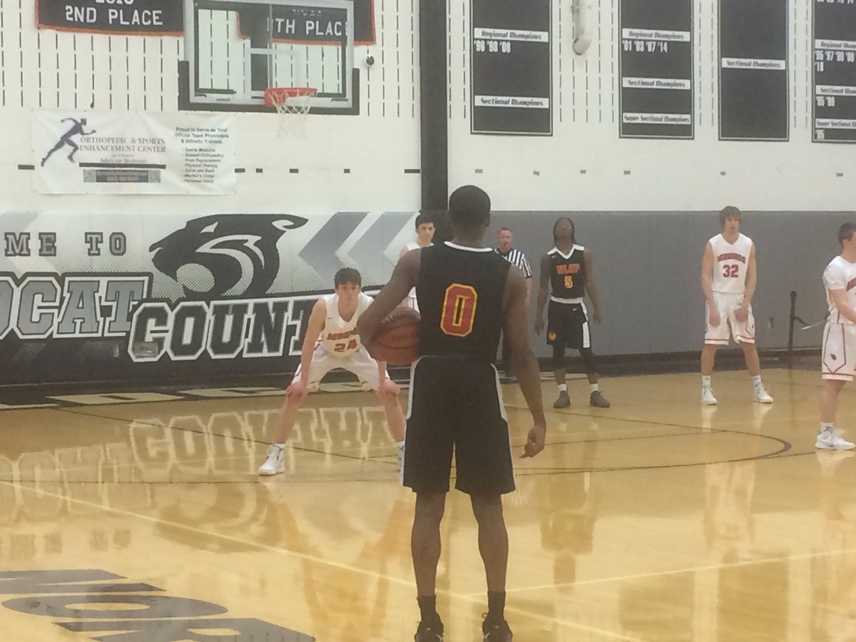 hoijim's tweet photo. Who needs a shot clock?  IHSA does.   Chicago North Lawndale held the ball for 7 minutes as Metamora stayed in zone.  Riveting video at 10 https://t.co/Ipc88nUgHU