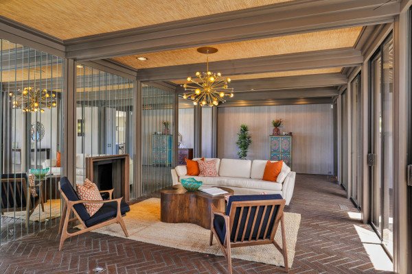 LDanielsgroup's tweet photo. Love to entertain? 

We have the perfect listing for you! A pool &amp; spa +#gameroom AND a 1BR/1BA guest house provide plenty of extra space to invite all your friends and family over. 

Take a look at this distinguished home on our website: https://t.co/XcKkVZwFAL. https://t.co/uqBoTdzqyx