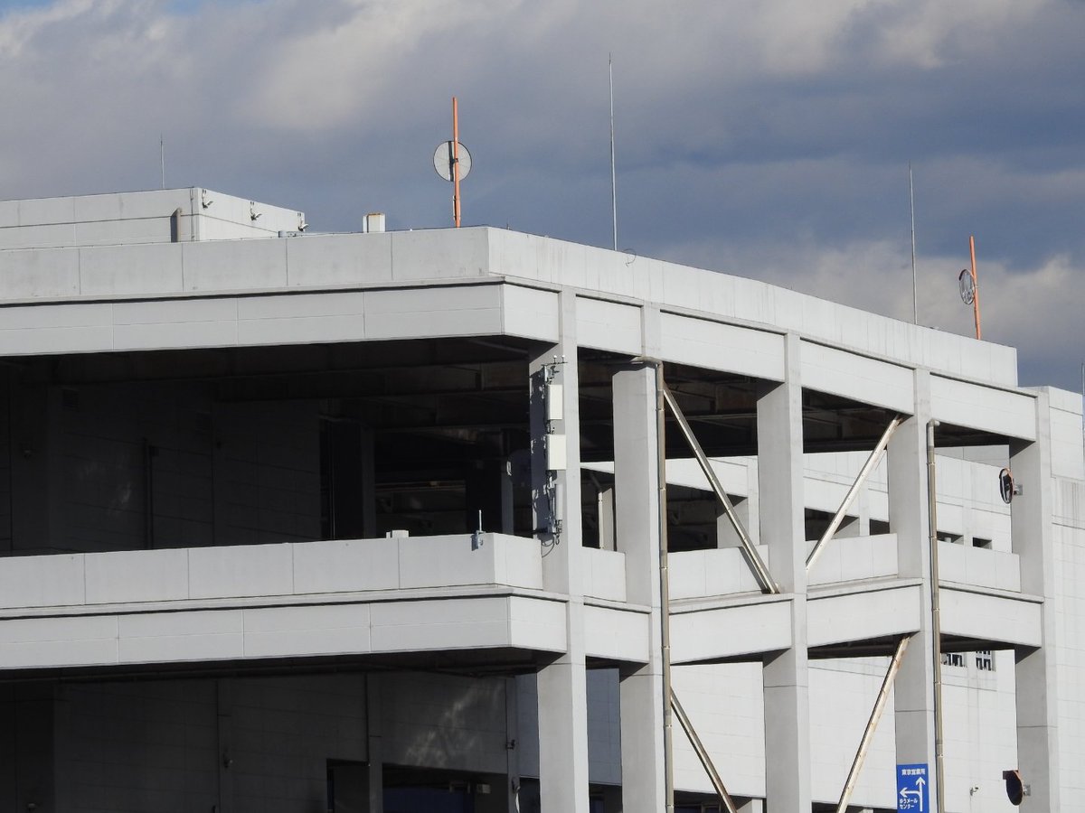 なぜ、SoftBankが今回のコミケで基地局車を出さなくても快適だったのか説明(東待機列編)
コミケでも最大の混雑場所である東待機列に基地局車を置かない?
調べると佐川急便東京店のスロープの柱にAXGPとBand42のMassive MIMOとBand8か28かな?のアンテナが新しくできてる
#C95