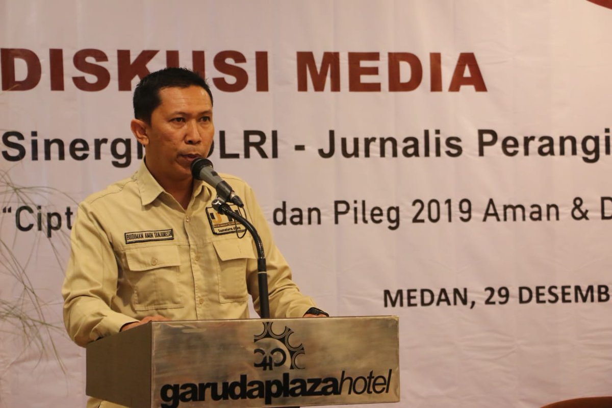 diskominfomedan's tweet photo. Kepala Dinas Kominfo Kota Medan, Zain Noval, S.STP, MAP diwakili Kabid Informasi dan Komunikasi Publik, Saipul Amri, S.Sos menghadiri diskusi media bertajuk sinergi Polri dan Jurnalis perangi hoax, di Hotel Garuda Plaza, Sabtu (29/12).

#medanrumahkita #diskusimedia #perangihoax https://t.co/d8ePpW9GB3