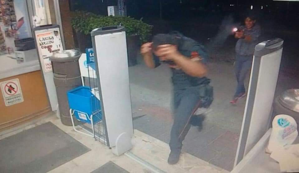 Sujeto que agredió a balazos al guardia de seguridad, que frustró el asalto a la Farmacia Guadalajara ubicada en Av. Revolución y Ejército la noche del jueves.
Por fortuna la bala no atravesó el chaleco antibalas.

Si lo reconoces, denúncialo a las autoridades !!