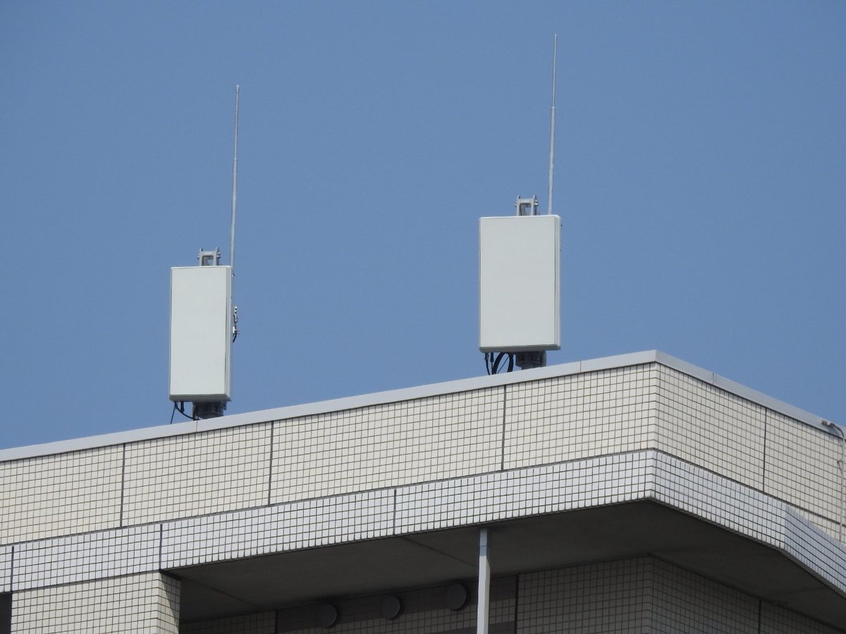 denpa893's tweet photo. なぜ、SoftBankが今回のコミケで基地局車を出さなくても快適だったのか説明(東京臨海広域防災編)
公益財団法人 がん研究会 がん研究所の上に設置されたAXGPとBand42のMassive MIMOこれも基地局車廃止に大きく貢献したと個人的には考えている
#C95 https://t.co/I3mPchFfEv