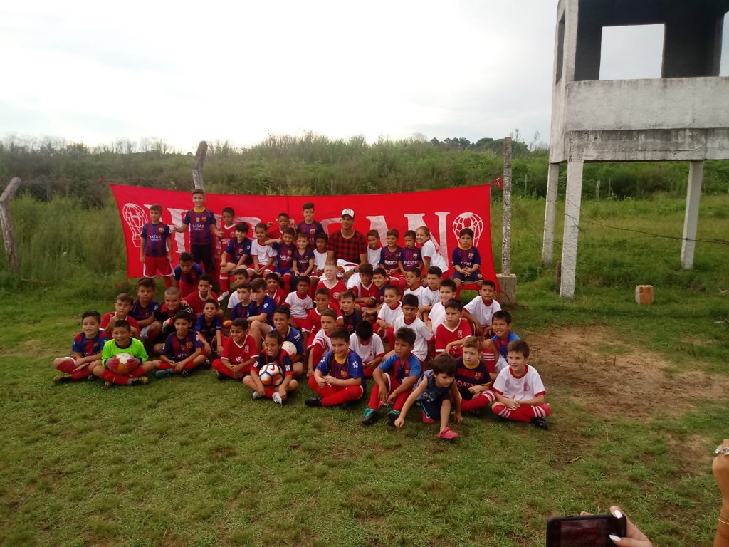 Pequeño homenaje a #NuestroCrack! 
⚽️⚽️⚽️🥇
Gracias por la visita y por transmitir a nuestros #Globitos que todo es posible! 👏👏👏💪💪

<a href="/RonaldAraujo939/">Araujo</a> 

#ElEsfuerzoNoSeNegocia #SomosFamilia #SomosHuracán #Rivera #Uruguay