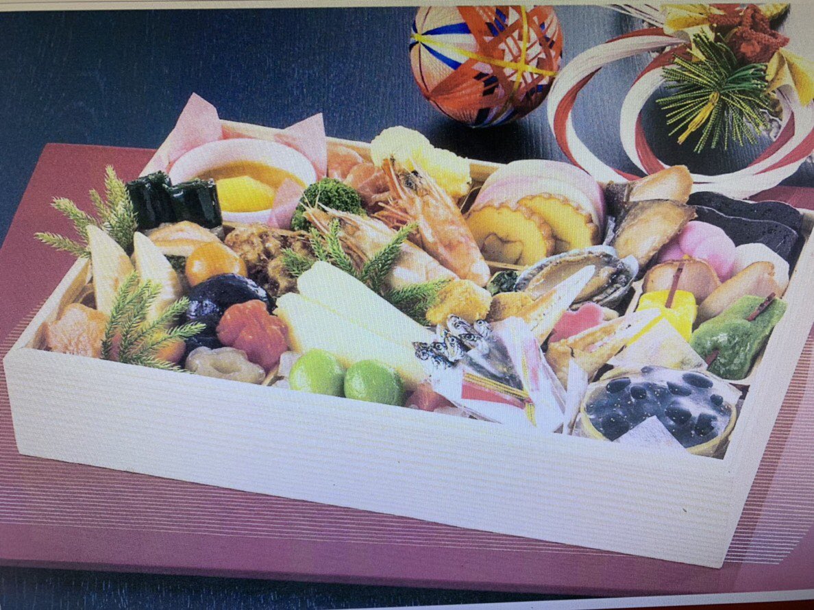 RyoFDta's tweet photo. おせち！うちの会社で販売してます！
１個で2～3人前です
通常1万2000円程ですが
特別に5000円です！！
いる方教えてください！！！ https://t.co/PfSp9MiQtr