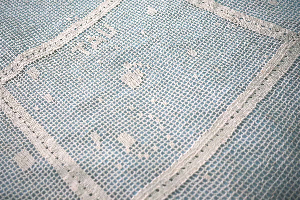 Nancy Grace Roman was an astronomy buff through and through. As the "Mother of Hubble," her home naturally featured <a href="/NASAHubble/">Hubble</a> memorabilia, but also this amazing Milky Way + constellations bedspread that she crafted by hand. 📷: <a href="/20tauri/">Maia Portell Weinstock ✨</a>