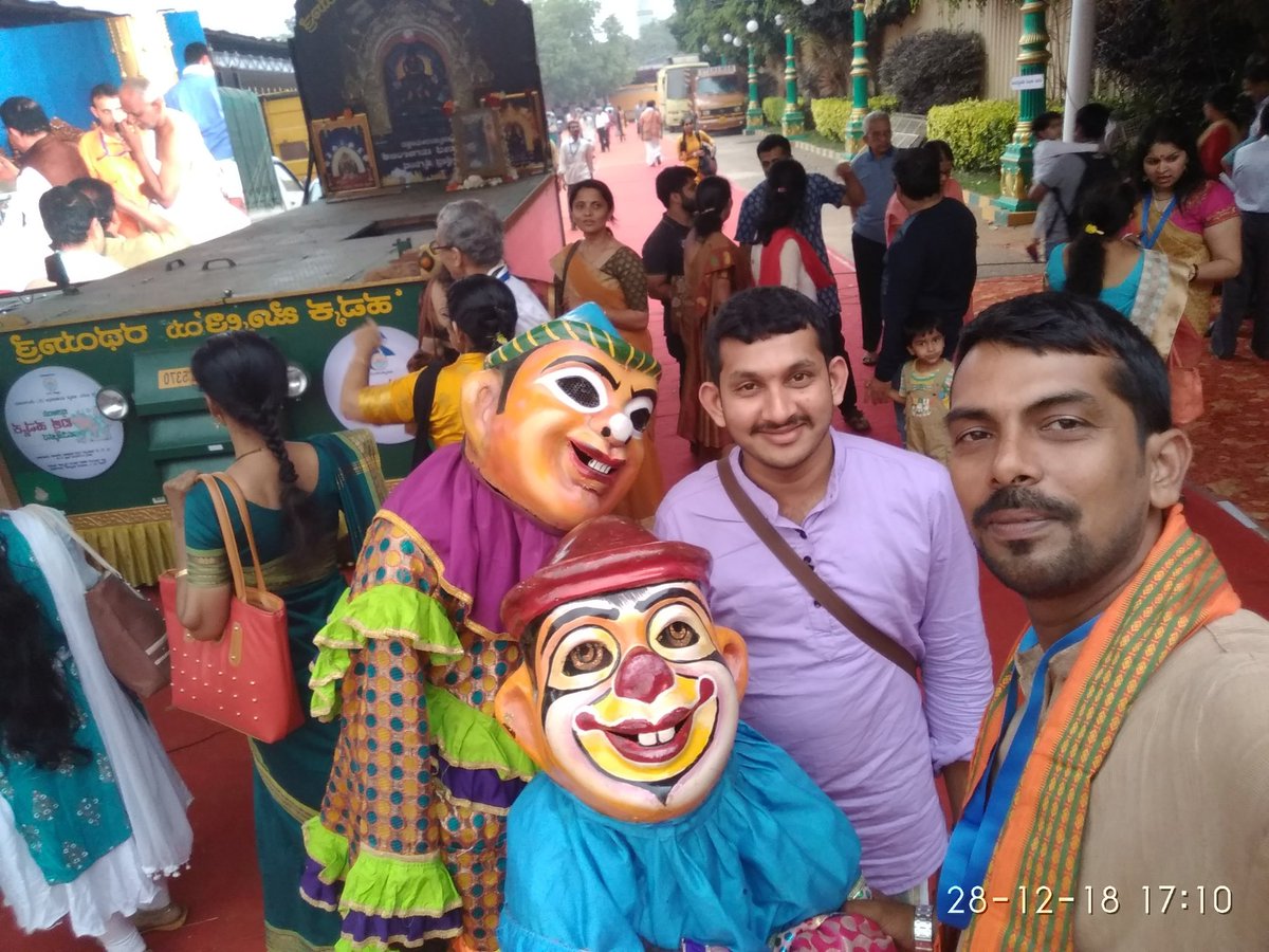 Keshava08435654's tweet photo. ಹವ್ಯಕರನ್ನು ಒಟ್ಟು ಹಾಕಿ ಸಂಘಟನೆಯ ಪಥದಲ್ಲಿ ಸಾಗಲು ಮಾರ್ಗದರುಶನ ಶ್ರೀಗುರುಗಳ ಪಾದ ಕಮಲಗಳಿಗೆ ಆನಂತ ಪ್ರಣಾಮಗಳು #VishwaHavyakaSammelana https://t.co/aWReUEba32