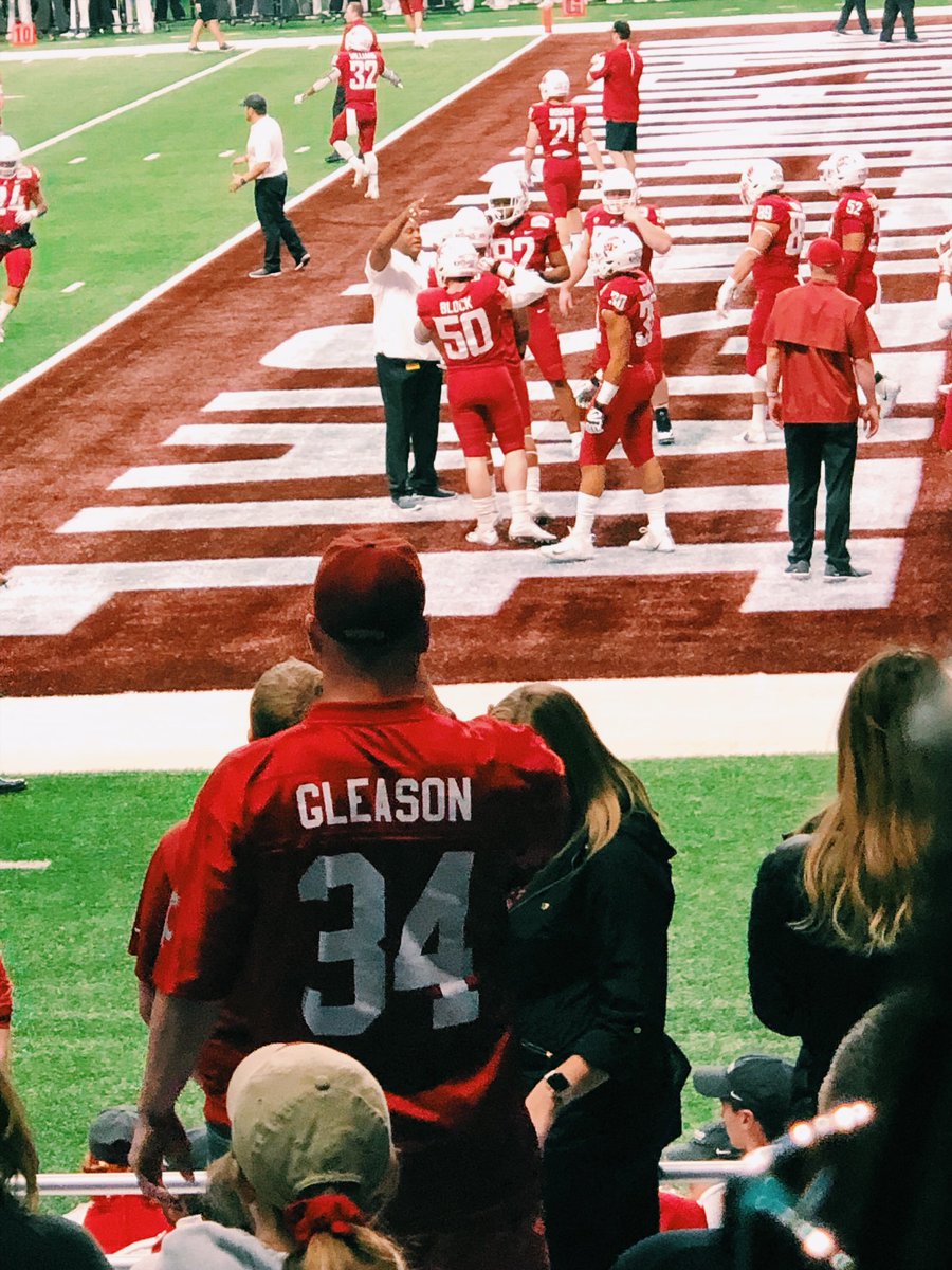 TheCoug_'s tweet photo. Here we go! 🙌🏼 Our friend and die-hard Coug fan @carolinebredy is representing in Texas tonight 👏🏼 Where are you cheering on @WSUCougFB from? 🤷🏼‍♂️ #GOCOUGS 🙌🏼🐾🍻 https://t.co/pMLcI1Mh8X