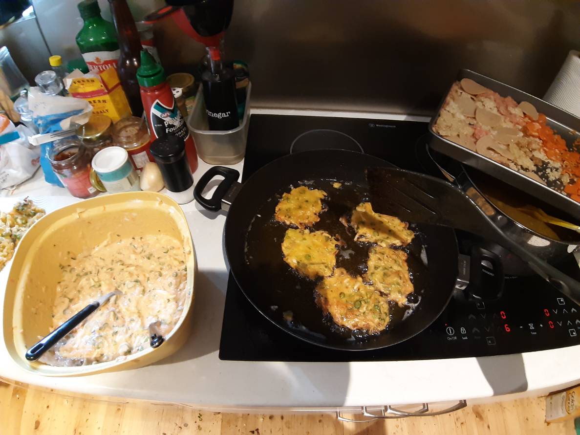apdianty's tweet photo. Karena aku suka makan, aku harus belajar buat makanan.
1st trial buat bakwan. Yummyy everyone loves it https://t.co/qPvGwmJgOG