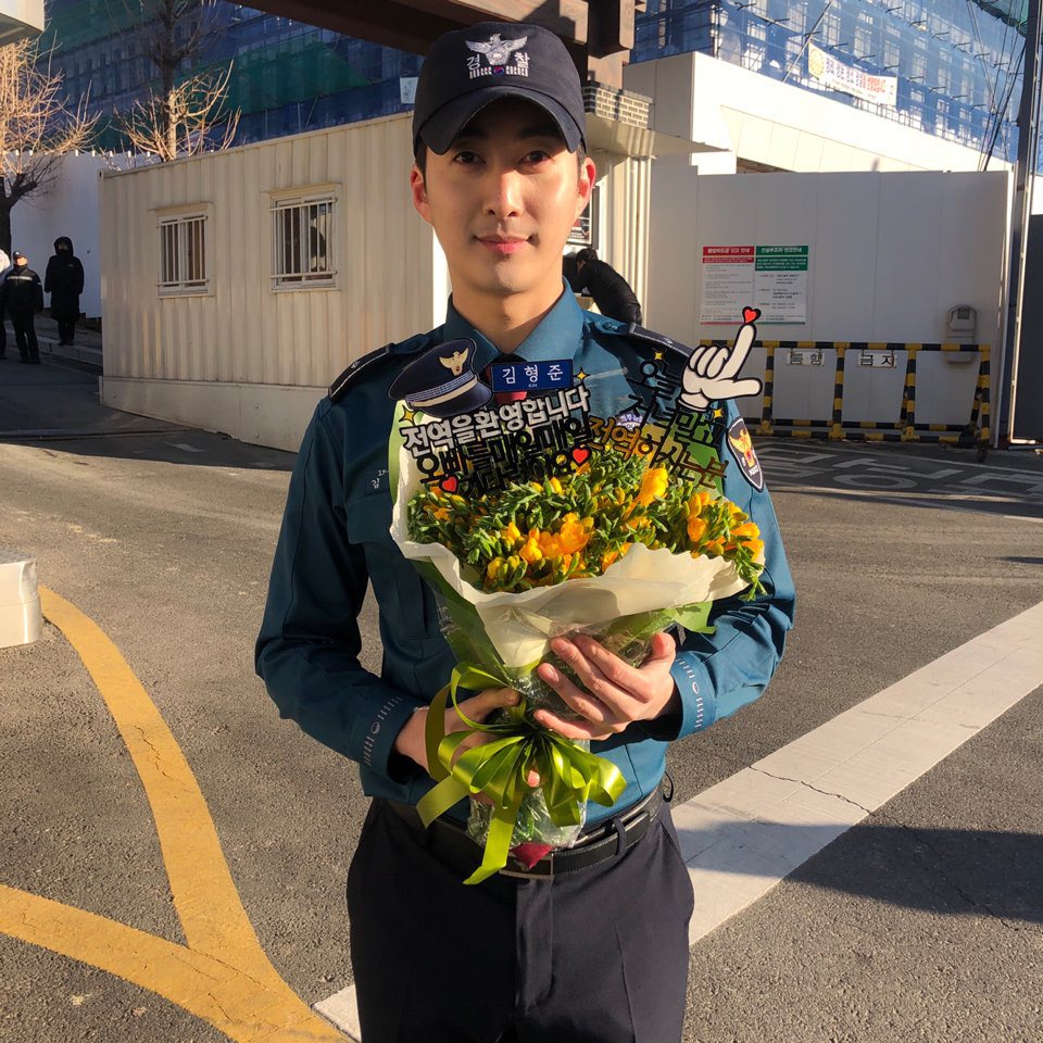 CIENT_Co's tweet photo. [★김형준]
2018년 12월 29일! 형준님의 전역을 진심으로 축하합니다😘
추운 날씨임에도 불구하고 형준님을 위해 와주신 팬분들 진심으로 감사드립니다:) 앞으로 더 좋은 모습으로 만나요🙋🏻‍♀️

#20181229_제대 #경기남부경찰홍보단 https://t.co/FKt1dVoqF2