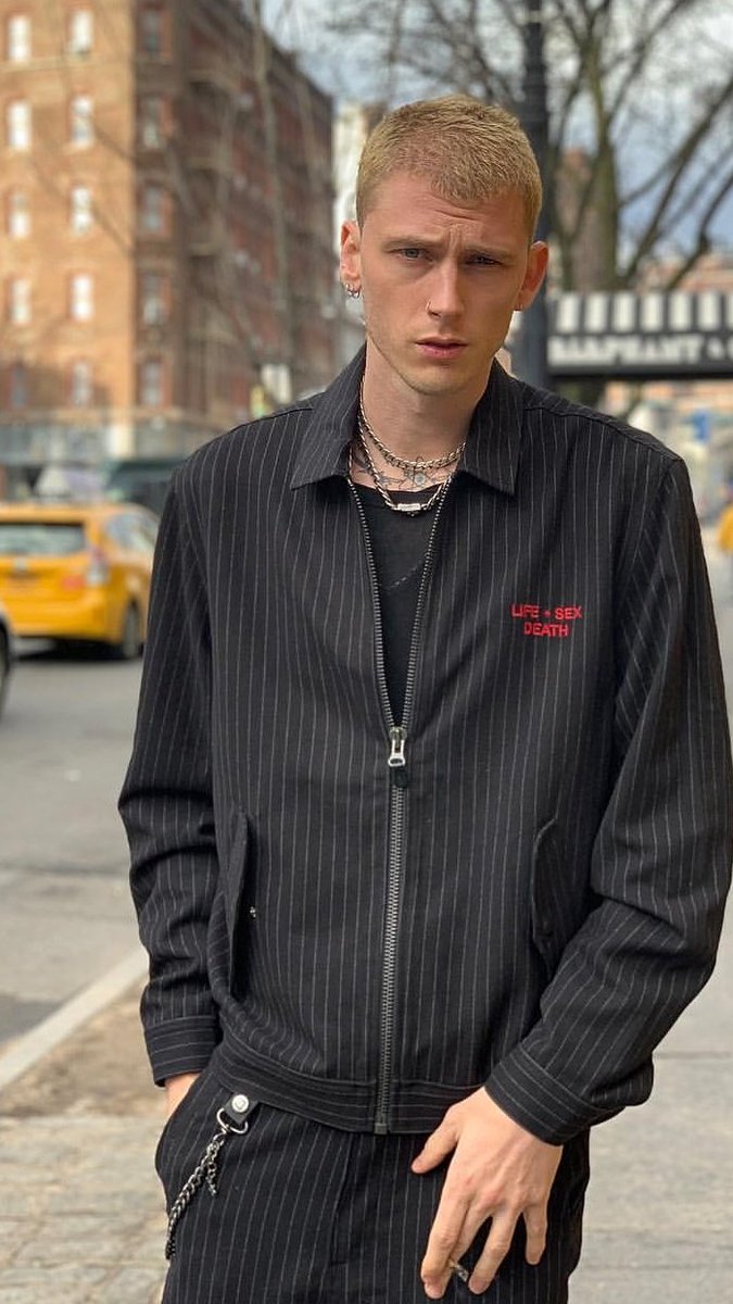 lmjcexpect's tweet photo. MEU DEUS O MGK TAVA NO BIRD BOX, COMO ASSIM NINGUÉM FALOU DELE? https://t.co/TpQxKIpvLv