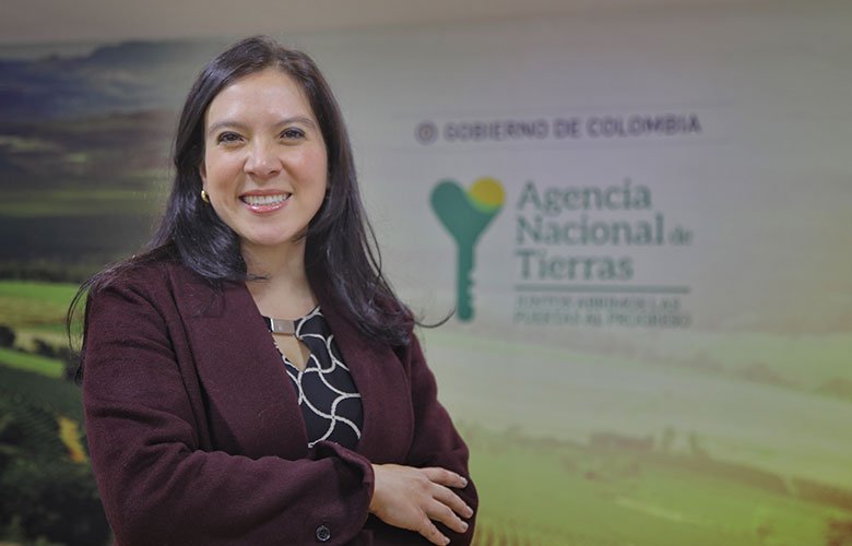 CaracolRadio's tweet photo. #CaracolAlCampo | ¿Cómo será el 2019 en normalización y entrega de tierras a los campesinos? Nos responde Myriam Carolina Martínez, de @AgenciaTierras

https://t.co/SwKrpzSCb3

https://t.co/bA130I7GdV https://t.co/JmBVI2YG40