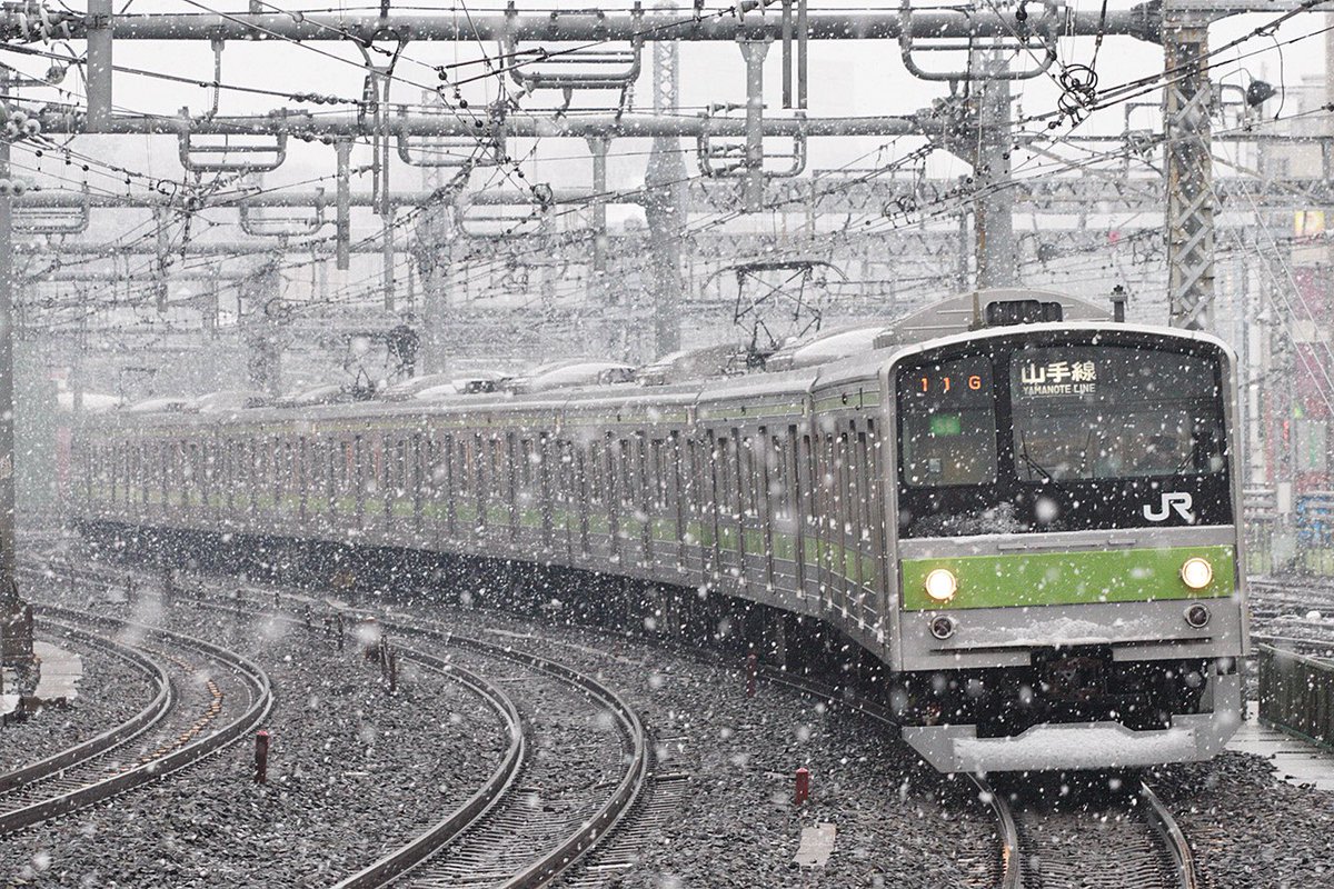 14年前の今日の写真から。 雪の中を走行する山手線の205系