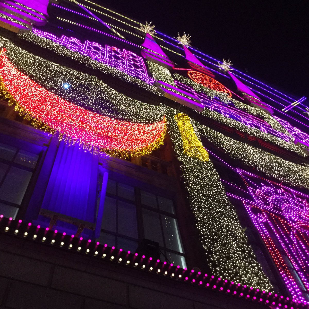 GothamCheer's tweet photo. We β€οΈ you NYC! Your beauty and magic brings love & spirit to New Yorkers, American tourists and international visitors from all over the globe. #gothamcheer #cheersf #charitablecheerleaders #happyholidays #nyc #holidayspirit #merrychristmas #nycholidays #christmasinnewyork https://t.co/70OJ8MKF0r