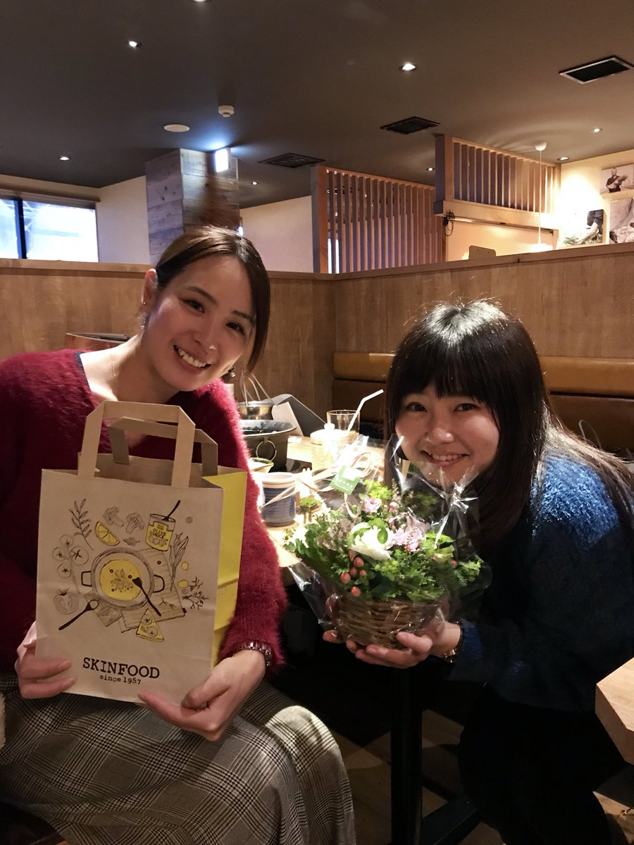 ここ1ヶ月…同じ事務所の佐藤さんにいろいろお世話になりまして…😖✨24日に職場の人たちと忘年会&クリスマス会をしてました(*'ω'*) プレゼント交換なんて久しぶりすぎてほんと楽しかった😍♡ そして佐藤さんありがとうございました😭💓 優しくて面白くてほんとに楽しく勉強になる1ヶ月でした(^^)