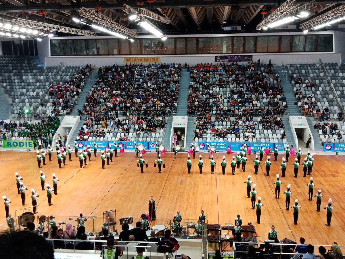 B7RU's tweet photo. #NowPreparing Putri Santa Ursula Marching Brass!! #PSUMB #GPMB2018 https://t.co/hKW21lTYYL