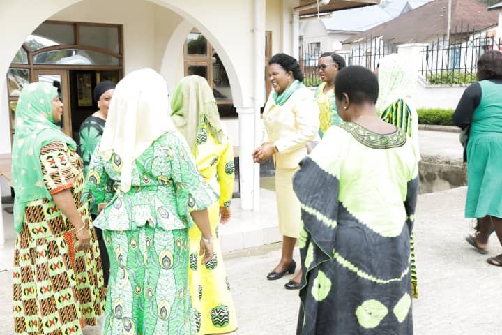 uwttaifa's tweet photo. Viongozi wa Kitaifa wa UWT wakiongozwa na Mwenyekiti wa UWT Taifa  GAUDENTIA KABAKA (MCC), Katibu Mkuu wa UWT Taifa QUEEN MLOZI  na Viongozi wengine wa UWT wakiwasili kwenye ukumbi wa Mkapa jijini Mbeya tayari kwa ajili ya kuanza kikao Cha Kamati ya Utekelezaji ya UWT Taifa https://t.co/5KibFPlLvg