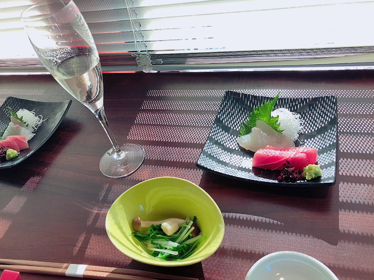 美人とランチだよ?  そして我々普通に近寄り難い格好してるよな…という話をしました 