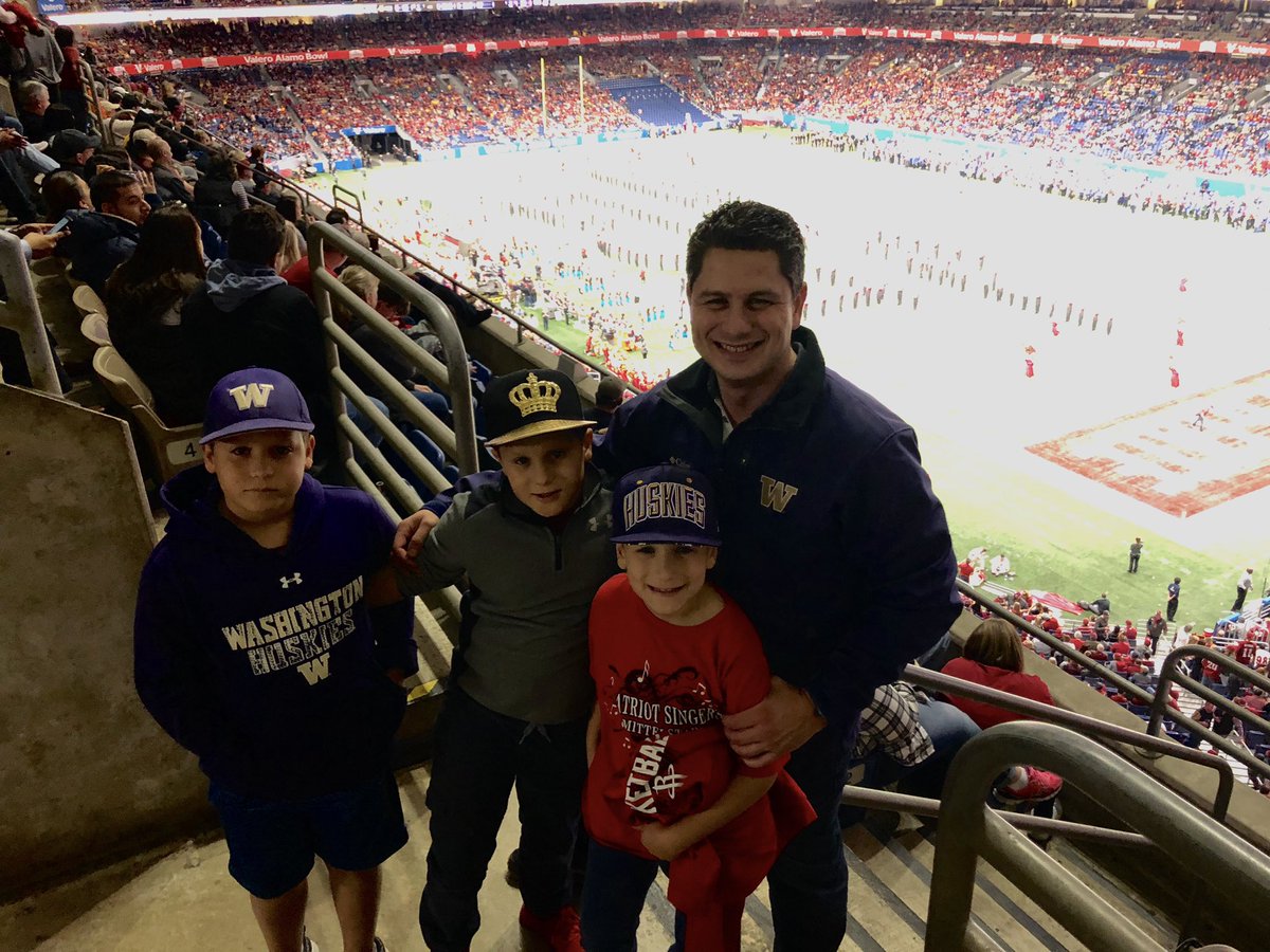 Washington Huskies fans supporting our PAC-12 brothers - Please don’t  “coug it” WSU! #pac12 #valeroalamobowl