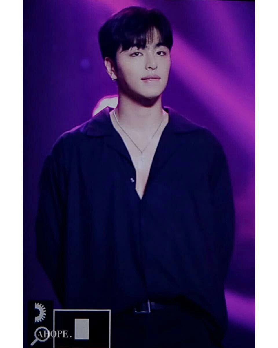 Ikon Fans Ikon June At V Heart Beat Year End Party 18 Cr Ahope Kosmic Meteor Review Junhoe June 구준회 Kon 아이콘 Ikonjunhoe Junhoeikon Ikonjune Juneikon