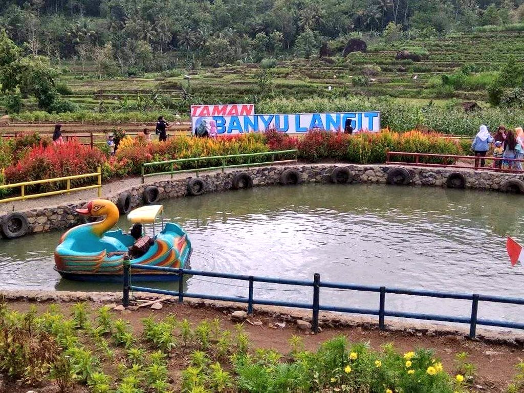 LINTAS KEBUMEN on Twitter: &quot;Peresmian obyek wisata &quot;Taman Banyu Langit&quot; di  Desa Peniron, Kecamatan Pejagoan, Sabtu (29/12) berlangsung lancar. Foto:  Pandu/FB… https://t.co/DwcOViScp0&quot;