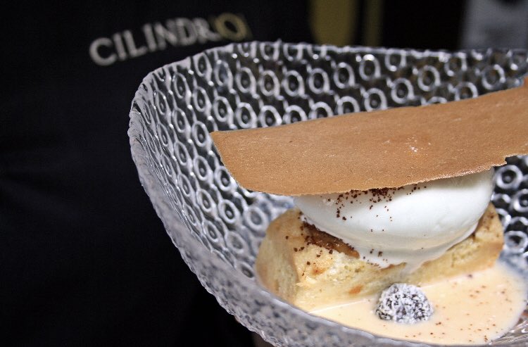 Os deseamos un 2019 lleno éxitos y de dulces sorpresas como nuestro postre 📸
‘Bizcocho en leche con helado de lemon grass y hierbabuena’
.
El 1️⃣ de enero estaremos cerrados, pero a partir del miércoles os esperamos 😁
